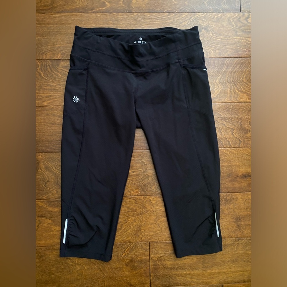 Athleta Be Free Dobby Knicker Capri Leggings Women's Small Black Activewear Crop
